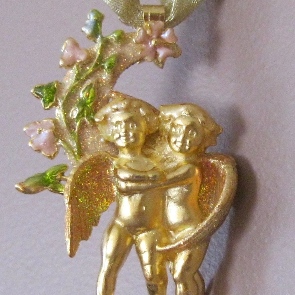KIRKS FOLLY NEW/SIGNED/FABULOUS "2 CHERUBS EMBRACING W/ CRESCENT MOON ORNAMENT"
